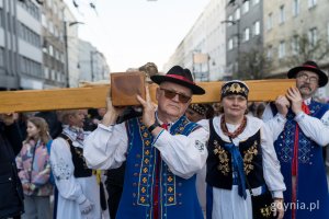 Uczestnicy Gdyńskiej Drogi Krzyżowej w kaszubskich strojach niosący krzyż 
