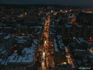 świąteczne iluminacje w mieście, widok z góry, ruch uliczny