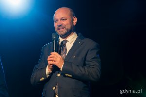 Mężczyna w garniturze z mikrofonem