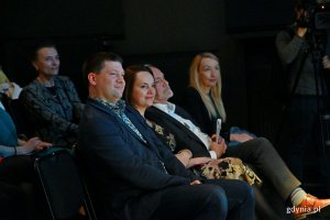 W uroczystości z okazji Dnia Bibliotekarza w Konsulacie Kultury wzięli udział m.in.: (od prawej) Wojciech Szczurek - prezydent Gdyni, Maja Wagner - naczelnik Wydziału Kultury Urzędu Miasta Gdyni oraz Łukasz Cichowski z Wydziału Kultury Urzędu Miasta Gdyni // fot. Magdalena Czernek