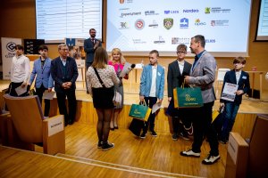 Wręczenie nagród finalistom Konkursu Wiedzy o Gdyni / fot. Uniwersytet WSB Merito Gdynia
