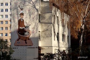 Mural: marynarz w wannie przy ul. Żeromskiego 15