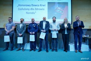 Odznaczeni honorowi dawcy krwi z Gdyni wraz z wiceprezydentem Tomaszem Augustyniakiem i dr hab. Marleną Robakowską &ndash; dyrektor Regionalnego Centrum Krwiodawstwa i Krwiolecznictwa w Gdańsku podczas gali 