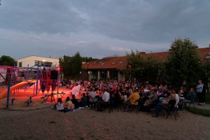 Pokaz spektaklu &bdquo;Ojcowie&rdquo; na boisku Szkoły Podstawowej nr 48 w ramach festiwalu &bdquo;Pociąg do Miasta&rdquo; 