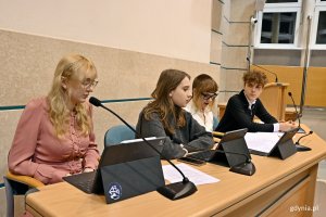 Prezydium Młodzieżowej Rady Miasta Gdyni (od prawej): Aleksy Żukowski, Zuzanna Rybikowska, Iga Drzewiecka i Zofia Lubańska podczas 3. sesji 
