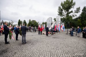 Uczestnicy uroczystości z okazji 43. rocznicy strajków sierpniowych i podpisania porozumień sierpniowych zgromadzeni przed pomnikiem Ofiar Grudnia '70 // fot. Karol Stańczak