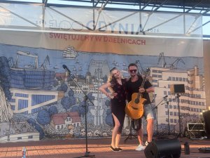 Na scenie Pepi z gitarzystą 