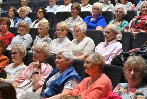 Uczestniczki i uczestnicy podczas inaguracji roku akademickiego na Gdyńskim Uniwersytecie Trzeciego Wieku (fot. Magdalena Starnawska)