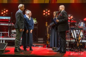 Gala finałowa X edycji Przeglądu Teatrów Amatorskich „Kurtyna” w gdyńskim Małym Kacku. Wręczenie jednej z nagród „Kurtyna dla przyjaciół” (fot. Paweł Budziński)