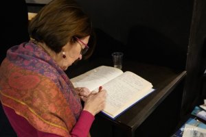 Uczestnicy finisażu mieli okazję wpisać się do pamiątkowej książki (fot. Magdalena Starnawska)