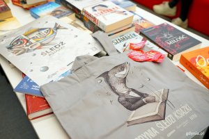 Biblioteczny plakat i torba, kt&oacute;re można było zdobyć podczas charytatywnego kiermaszu w Bibliotece Śr&oacute;dmieście