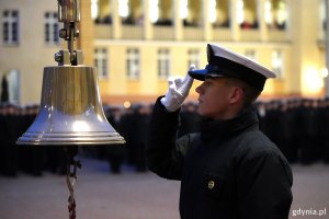 Salutujący podchorąży przy dzwonie