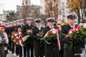 Składanie kwiatów przed pomnikiem Polski Morskiej. Marynarze z wieńcami stoją w rzędzie // fot. Karol Stańczak