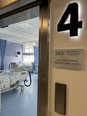Łózka w nowoczesnej sali szpitalnej