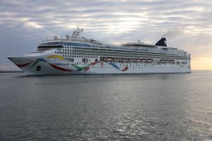 Wycieczkowiec na pełnym morzu