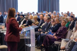 Posiedzenie Związku Miast Polskich. Na zdjęciu: Aleksandra Kosiorek, prezydent Gdyni (fot. Maciej Nowcazyk // Związek Miast Polskich)