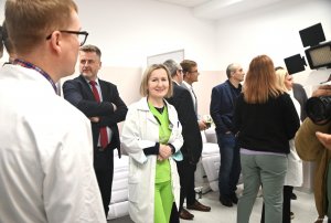 Grupa os&oacute;b w białych fartuchach