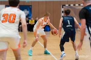 Koszykarze na boisku w trakcie meczu