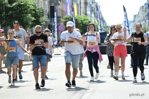 Podczas Kulinarnej Świętojańskiej nie zabrakło kluczowego punktu programu - Biegu Kelner&oacute;w. Na zdjęciu uczestnicy kategorii Amatorzy