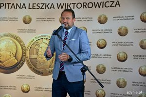 Wiceprezydent Gdyni Marek Łucyk przemawiający podczas gali wręczenia Nagrody im. Kapitana Leszka Wiktorowicza // fot. Magdalena Czernek