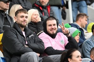 Kibice z różowymi akcentami podczas meczu Arki Gdynia z Pogonią Siedlce 