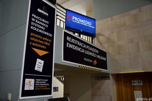 Tablice informujące o tym, że urząd działa w ramach systemu kolejowego i należy pobrać bilet z automatu, aby załatwić sprawę // fot. Paweł Kukla