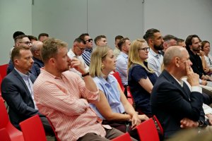 Uczestnicy uroczystości wręczenia plakiet Michelin 2026 zgromadzeni w Muzeum Emigracji 