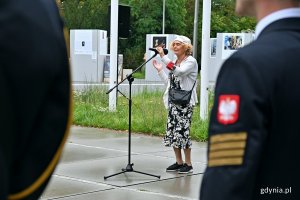 Krystyna Kodymowska ps. Stokrotka, gdynianka, uczestniczka powstania warszawskiego, podczas uroczystości z okazji 79. rocznicy wybuchu powstania warszawskiego, które odbyły się w Gdyni. Na pierwszym planie fragmenty mundurów żołnierzy Marynarki Wojennej z godłem // fot. Magdalena Czernek