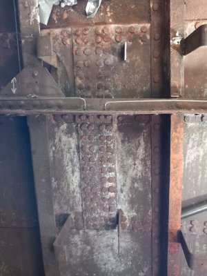 Zdjęcia z prac pod pokładem ORP „Błyskawica” ukazujące fragmenty konstrukcji kadłuba