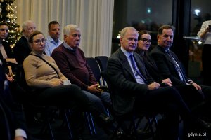 Senator Sławomir Rybicki, posłowie Wioleta Tomczak i Stanisław Lamczyk oraz inni uczestnicy spotkania Komitetu Honorowego Obchodów 100-lecia Gdyni 