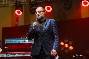 Gala finałowa X edycji Przeglądu Teatrów Amatorskich „Kurtyna” w gdyńskim Małym Kacku. Przemawia Mariusz Bzdęga (fot. Paweł Budziński)