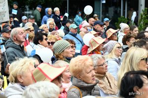 Seniorzy na placu Kaszubskim (fot. Michał Puszczewicz)