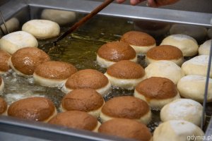 Pączki w procesie smażenia, fot. Paweł Kukla