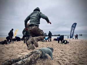 Sobotni trening komandosów Formozy z mieszkańcami na plaży Babie Doły