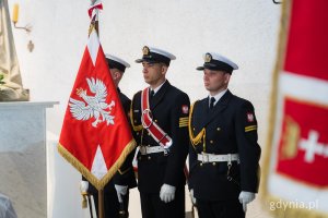 Żołnierze w mundurach Marynarki Wojennej po mszy świętej w parafii pw. Najświętszej Maryi Panny Kr&oacute;lowej Polski
