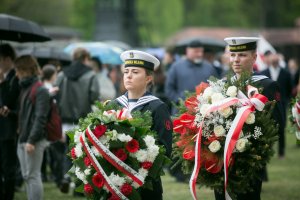 Żołnierze Marynarki Wojennej z wieńcami w rękach  podczas uroczystości z okazji 80. rocznicy wyzwolenia obozu koncentracyjnego Stutthof 