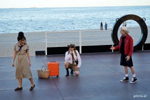 Zdjęcie z pr&oacute;by medialnej spektaklu &bdquo;Batory. Transatlantyckie love story&rdquo; na Scenie Letniej Teatru Miejskiego w Gdyni. Krzysztof Berendt, Agnieszka Bała i Rafał Kowal w jednej ze scen 