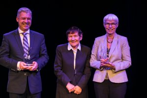 Nagrodę organizatorom Volvo Gdynia Sailing Days wręczyła przewodnicząca gdyńskiej Rady Miasta Joanna Zielińska // fot. Karol Stańczak