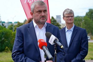Od lewej: Sławomir Bukowiec – wiceminister infrastruktury i pełnomocnik rządu ds. przeciwdziałania wykluczeniu komunikacyjnemu i wiceprezydent Gdyni Rafał Geremek podczas konferencji o środkach przyznanych pomorskim miastom w ramach rezerwy subwencji ogólnej 