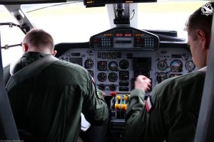 Akcja transportu serca do przeszczepu na lotnisku w Babich Dołach, fot. kmdr ppor. Marcin Braszak / www.blmw.wp.mil.pl