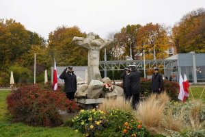 Uniwersytet Morski upamiętnił ludzi morza. Na zdjęciu widzimy Kompanię Reprezentacyjną Uniwersytetu Morskiego w Gdyni, pełniącą asystę honorową.