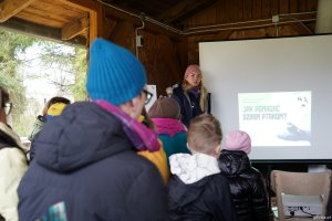 Młodzież słucha prelekcji o ptakach w &bdquo;Ostoi&rdquo;