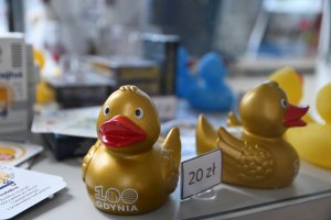 Wśr&oacute;d gadżet&oacute;w znalazły się złote kaczki do kąpieli