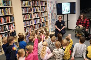 Marta Czachor z Wydziału Dostępności Urzędu Miasta Gdyni i Kamil Zdunek z Wydziału Straży Miejskiej Zarządzania Kryzysowego na spotkaniu z przedszkolakami w Bibliotece Śr&oacute;dmieście