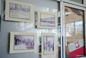 Archiwalne fotografie wywieszone na drzwiach Szkoły Podstawowej nr 21