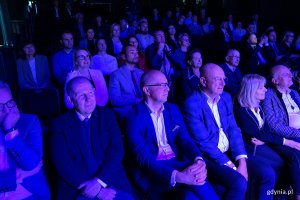 Uczestnicy uroczystości nadania tytułu Honorowego Obywatela Miasta Gdyni prof. Normanowi Daviesowi. Wśród nich gdyńscy radni: Agnieszka Tokarska, Marcus da Silva, Małgorzata Wójcik, Norbert Anisowicz, Larysa Kramin, Mariola Śrubarczyk-Cichowska, Arkadiusz Dzierżyński, Łukasz Strzałkowski i Beata Zastawna