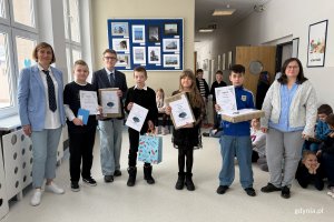 Uroczyste obchody 100-lecia Gdyni w SP 16, na zdjęciu m.in. dyrektorka szkoły Dorota Bębenek z lauretami międzyszkolnego konkursu (fot. Katarzyna Belcerzak)