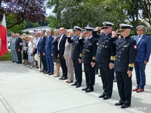 W uroczystościach z okazji 77. rocznicy wybuchu powstania warszawskiego wzięli udział m.in. uczestnicy i świadkowie tamtych wydarzeń, parlamentarzyści - poseł Marek Rutka (dziewiąty od prawej) i senator Sławomir Rybicki (ósmy od prawej), samorządowcy - radna Elżbieta Raczyńska (siódma od prawej), wiceprezydent Gdyni Michał Guć (szósty od prawej), przewodnicząca Rady Miasta Gdyni Joanna Zielińska (piąta od prawej) oraz przedstawiciele Marynarki Wojennej // fot. Magdalena Czernek