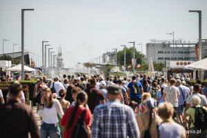 Tłum ludzi idących w stronę Molo Południowego