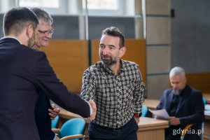 Tomasz Podsiadło, członek Rady ds. Mężczyzn w Gdyni, odbierający akt powołania z rąk wiceprezydenta Gdyni Rafała Geremka